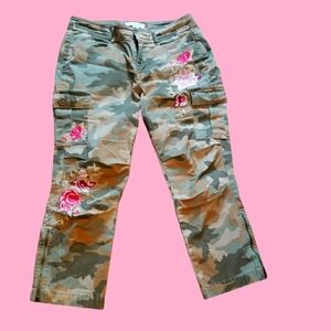 Sundance camo embroidered cropped pants. Size 8 Petite